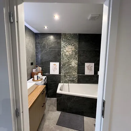 Sparrow Apartmens דירה